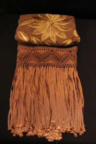 Chal de lana de alpaca, bordado