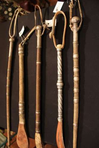 tool to punish the animal, Talero, rebenque, azote.