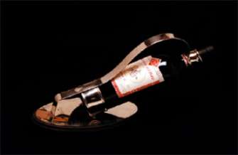 supports wine bottles