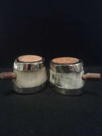Shakers / pepper shakers