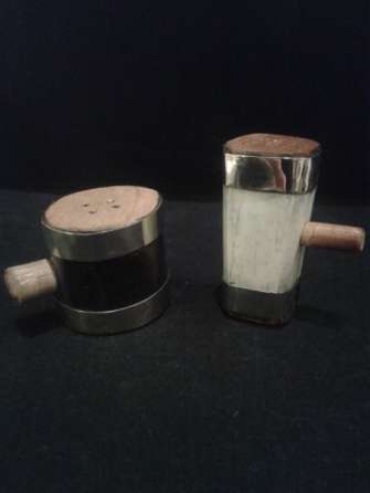 Shakers / pepper shakers