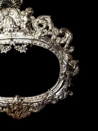Mirror frame with colonial design